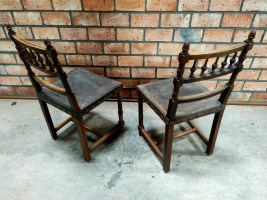 2 antieke houten stoelen met lederen zitting (4)